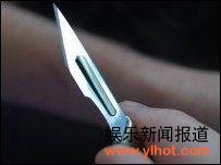 四岁娃常"自虐" 因外婆太过强势