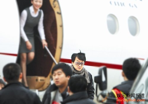 成龙出动私人飞机 社会万象